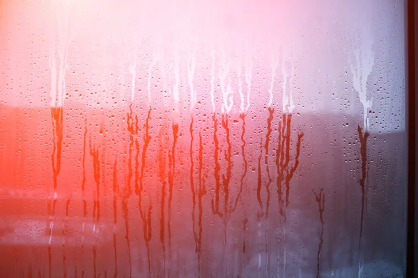 Gotas de chuva na superfície dos vidros da janela com fundo nublado céu — Fotografia de Stock