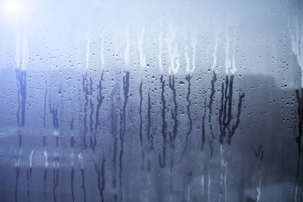 Gotas de chuva na superfície dos vidros da janela com fundo nublado céu — Fotografia de Stock