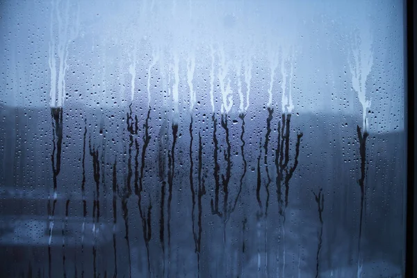 Gotas de chuva na superfície dos vidros da janela com fundo nublado céu — Fotografia de Stock