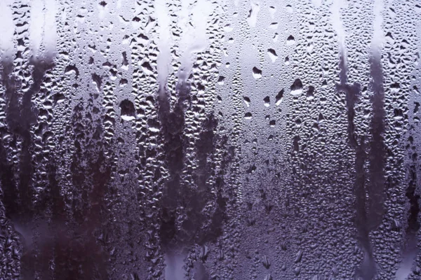 Gotas de chuva na superfície dos vidros da janela com fundo nublado céu — Fotografia de Stock