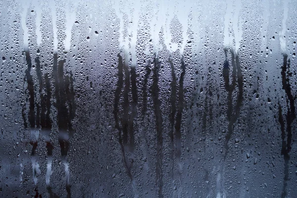 Gotas de chuva na superfície dos vidros da janela com fundo nublado céu — Fotografia de Stock