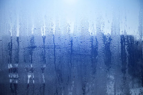 Gocce di pioggia sulla superficie degli occhiali finestra con cielo sfondo nuvoloso — Foto Stock