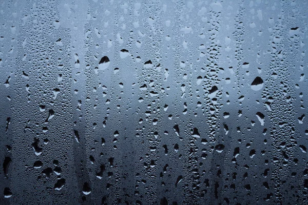 Gotas de chuva na superfície dos vidros da janela com fundo nublado céu — Fotografia de Stock