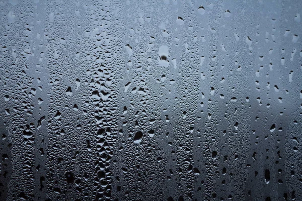 Gotas de chuva na superfície dos vidros da janela com fundo nublado céu — Fotografia de Stock