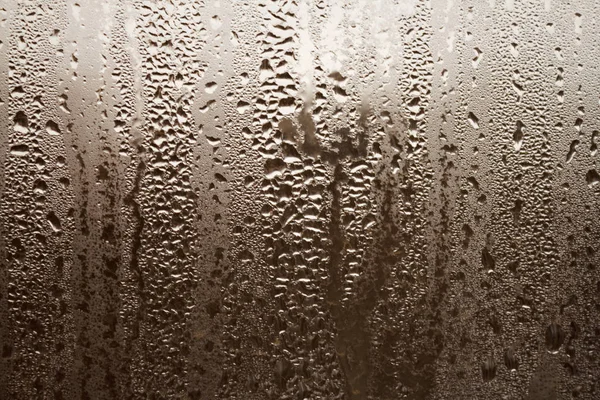 Krople deszczu na powierzchni szyb z zachmurzonym tłem nieba — Zdjęcie stockowe