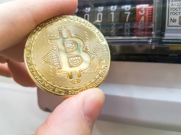 Bitcoin com moedas em placa de computador e espaço de cópia usando como tecnologia de fundo, finanças monetárias, conceito de negócio . — Fotografia de Stock