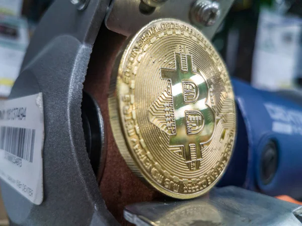 Bilgisayar panosunda bozuk paraları olan bitcoin ve arka plan teknolojisi, para finansmanı, iş konsepti olarak kullanılan alanı kopyala.