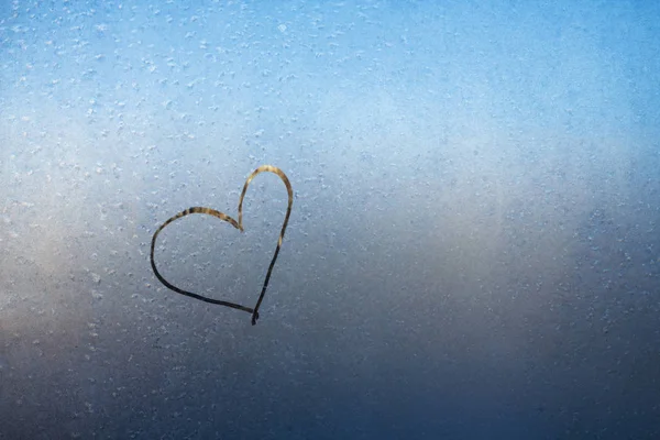Disegnare un cuore sullo specchio con gocce d'acqua e vintage utilizzare un'immagine di sfondo per mostrare l'amore . — Foto Stock