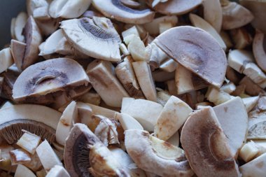 Champignon mantar, mat ve baharat ahşap zemin üzerine çuval bezi