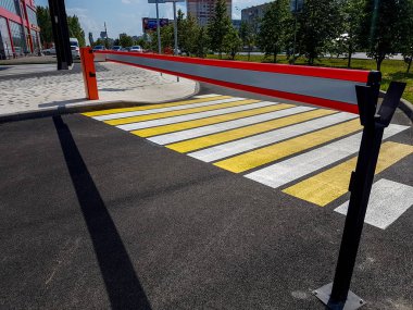 Yaya geçidi. Yaya geçidinde beyaz ve sarı çizgiler.