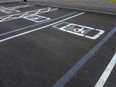 Engelliler için yol işaretleri. Kaldırıma engelli park çizimi