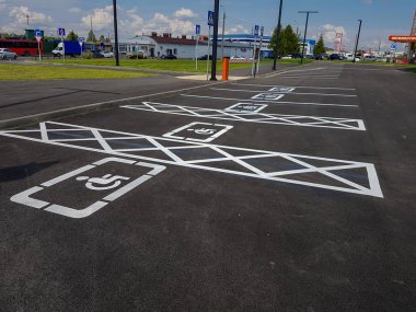 Engelliler için yol işaretleri. Kaldırıma engelli park çizimi