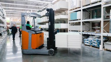 Dükkanda forklift var. Bir endüstriyel mağazada forklift.