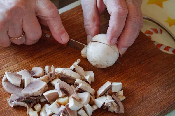 Champignon mantar, mat ve baharat ahşap zemin üzerine çuval bezi