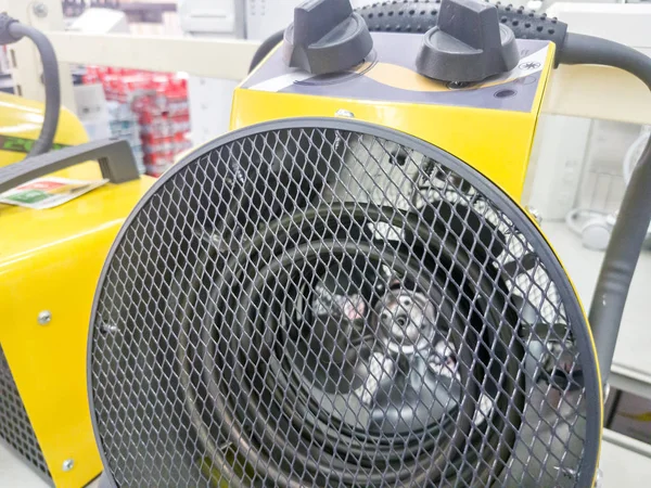 Elektrikli endüstriyel ısıtıcı çekirdeğinin ayrıntıları - görünen ısıtıcı sarmal ve bal peteği dokusunda koruyucu ağ.