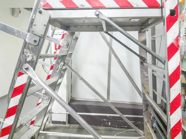 Veel nieuwe stap ladder display op de tool winkel (winkel) — Stockfoto