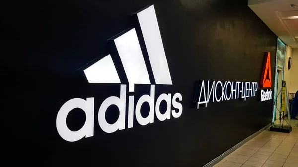 Rusya, Kazan Sep 30, 2019: Adidas perakende mağazası için bir işaret