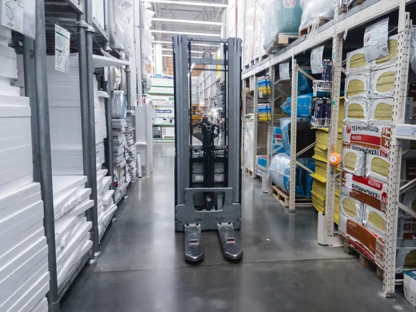 Hırdavatçı. Forklift