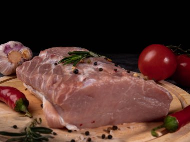 Eski ahşap masada taze çiğ et.