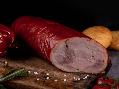 Geleneksel sosisler elma, kayın ve ardıç ağacında tüttürülür. Tahtaya yakın çekim..