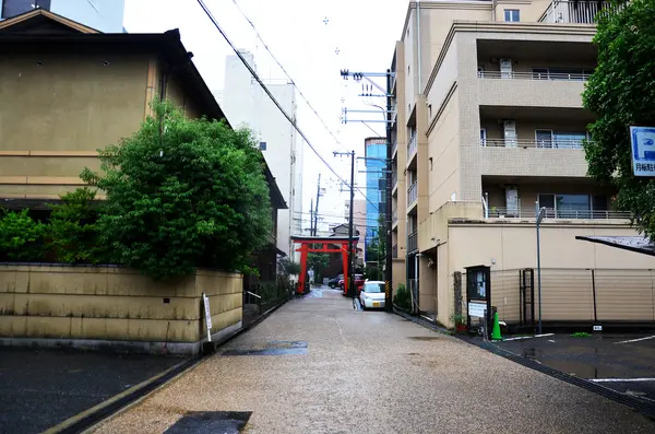 Pequeño callejón ir a santuario japonés en la ciudad de Nara en la región de Kansai —  Fotos de Stock