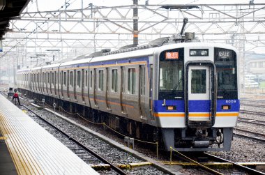 Tren saat yağmur Wakayama tren istasyonunda durdurma 