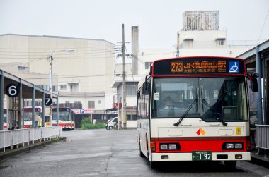 Otobüs beklemek insanlar otobüs istasyonu ön kısmında wakayama demiryolu durdurma