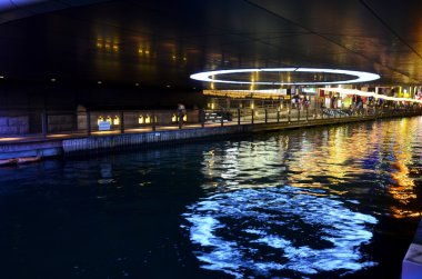 Renkli aydınlatma neon Köprüsü ve Dotonbori yansıması altında 