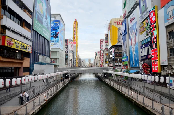 Reklamní billboard na břehu řeky Dontonbori v oblasti Dotonbori — Stock fotografie