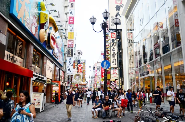 Povo japonês e viajante estrangeiro caminhando na área de Dotonbori — Fotografia de Stock