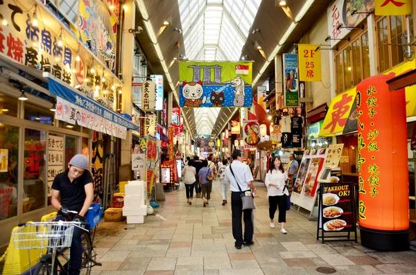 Japaner und reisende Ausländer, die in einer kleinen Gasse in — Stockfoto