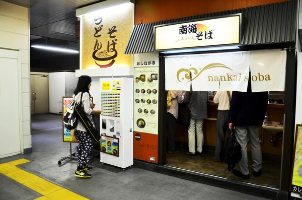 Traveller thai woman buy and selective ramen from Vending Machin — Stock Photo, Image