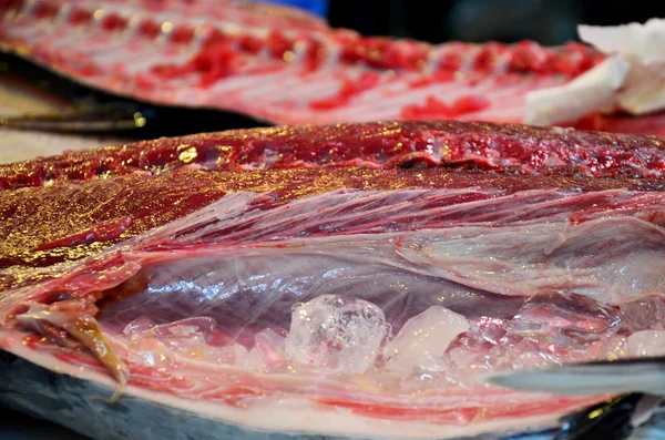 Carne de atún pescado después de atún pescado corte espectáculo viajero en Kur — Foto de Stock