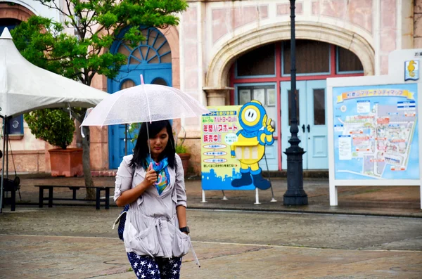 Путешественница тайская женщина позирует портрет держа зонтик ходьба тра — стоковое фото