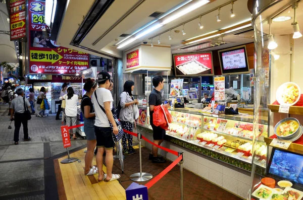 Японцы и путешественники покупают и покупают клецки — стоковое фото