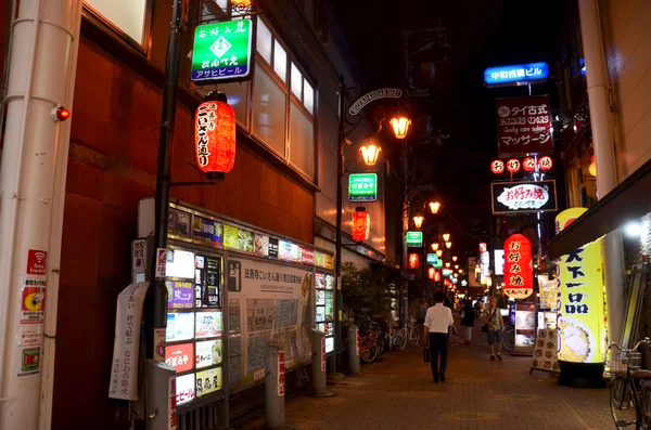Japonský lidí a cestovatel cizinec v malé uličce v — Stock fotografie