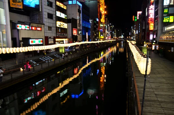 Povo japonês e viajante estrangeiro caminhando na área de Dotonbori — Fotografia de Stock