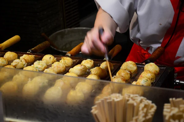 Chef japonês cozinhar takoyaki é uma bola em forma de lanche japonês f — Fotografia de Stock