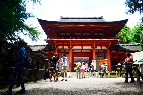 Japanska personer och resenären utlänning gångavstånd till inuti Kasuga — Stockfoto