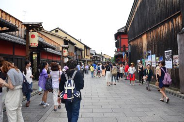 Japon insanlar ve gezgin yabancı Gion alanda yürüyüş