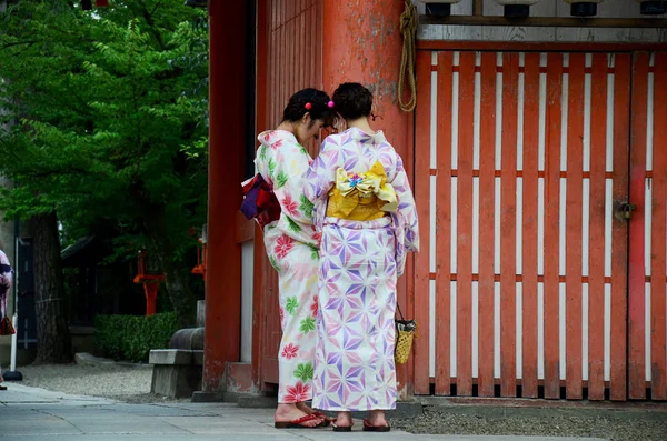 Japanische Frauen tragen traditionelle japanische Kleidung (Kimono) — Stockfoto