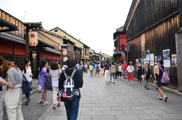 Povo japonês e viajante estrangeiro caminhando na área de Gion — Fotografia de Stock