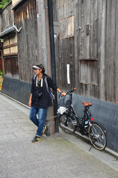 Traveler thai woman posing with bycycle at popular area of Gion — Stock Photo, Image