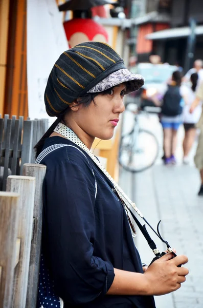 Mulher tailandesa viajante posando e retrato na área popular de Gion — Fotografia de Stock