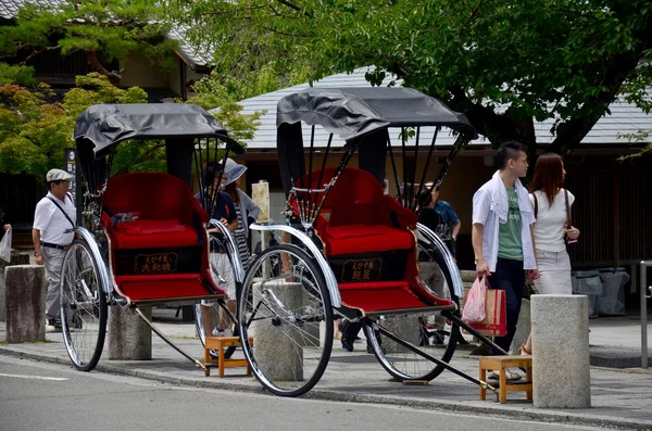 일본 사람과 여행자 외국인 앉아 자전거 인력거 — 스톡 사진