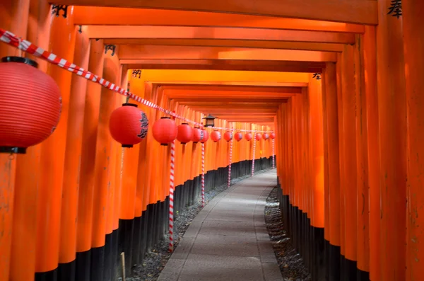 Túnel dos portões de torii no Santuário Fushimi-Inari — Fotografia de Stock