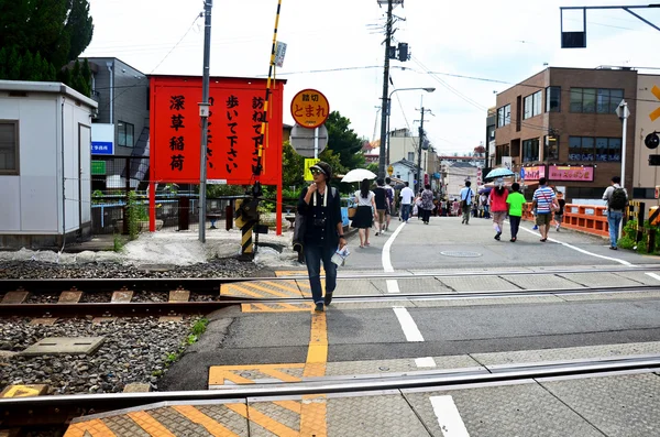 Reisende thailändische Frauen zu Fuß cossover Straße Gleis der Eisenbahn — Stockfoto