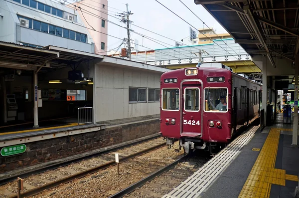 Piros klasszikus vonat a Kyoto statio Hankyu Kiotói vonaltól — Stock Fotó