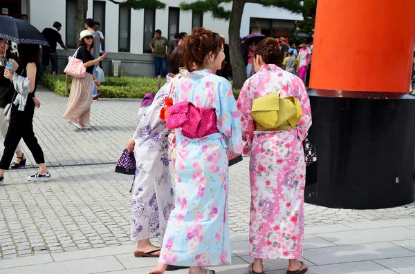 Japanese women wear traditional Japanese clothing (Kimono and Yu — Stock Photo, Image