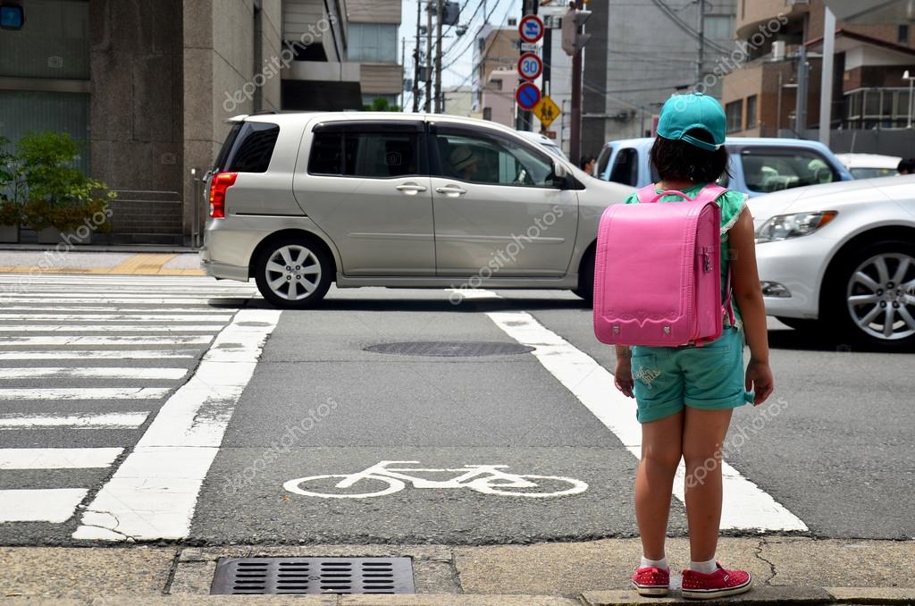 横断歩道の交通では、道路上のクロス待つ子供日本少女 — ストック写真